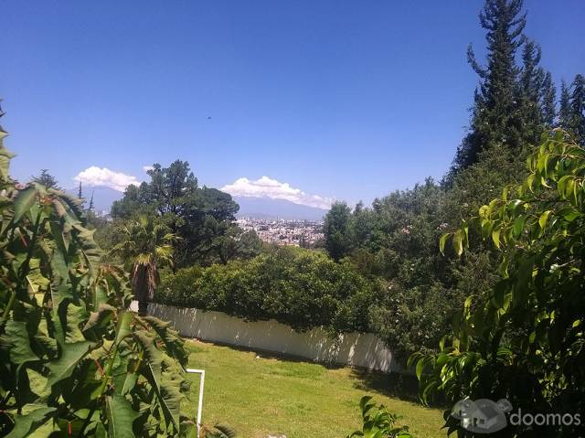 AMPLIA CASA EN VENTA EN LA CALERA CON GRAN JARDIN Y VISTA A VOLCANES