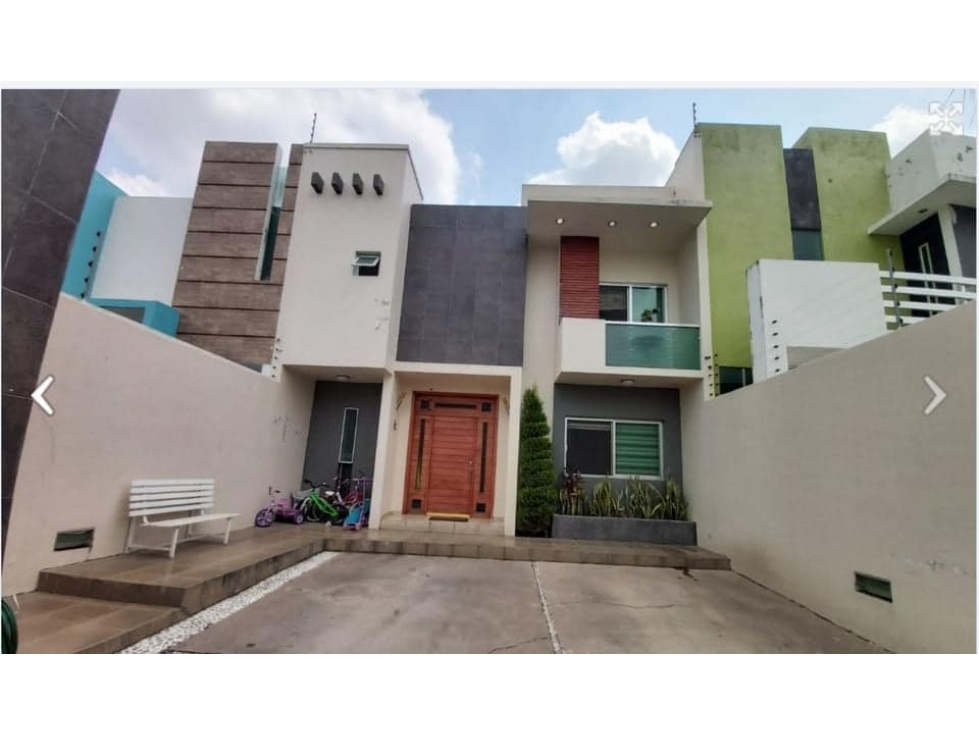 HERMOSA CASA EN VENTA EN RESIDENCIAL ESMERALDA NORTE COLIMA